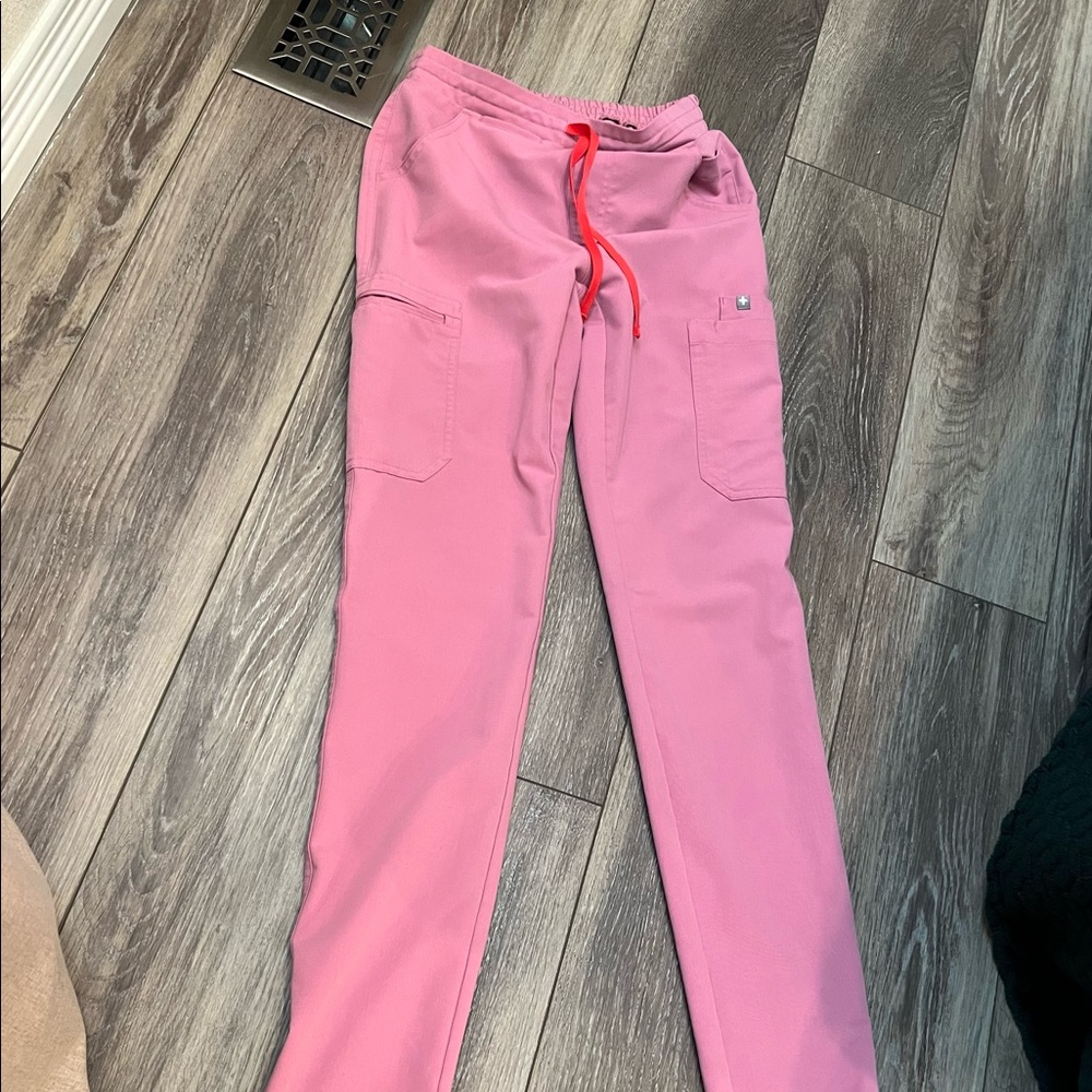 Figs “Chalk Pink” scrub set.